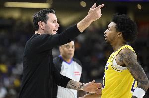 雷迪克：小尼克-史密斯在下半场接管了比赛